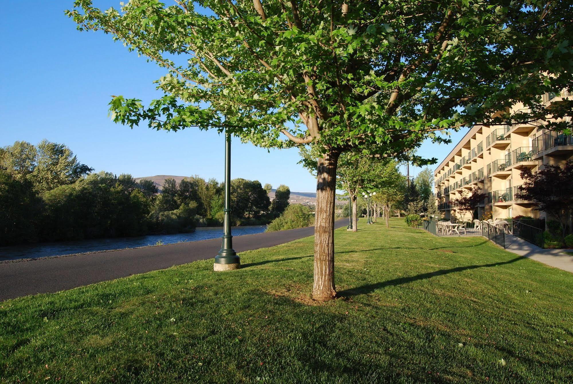 Oxford Suites Yakima Exterior photo